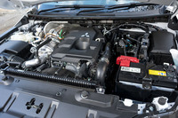 最高出力204PS、最大トルク470N・mを発生する2.4リッター直4ディーゼルターボエンジン。日本仕様には、「トライトン」に用意されるエンジンのなかでも特にアウトプットの大きいものが採用された。