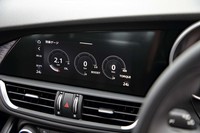 マイナーチェンジで上位グレードには車載カーナビが標準装備となったが、「2.0ターボ スプリント」には非搭載。タッチスクリーンは利用できる。