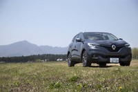 テスト車のボディーカラーは深みのあるグレーの「グリチタニアムメタリック」。このほか「ルージュフラムメタリック」(赤)、「ブルーコスモスメタリック」(青)、「ブランナクレメタリック」(白)を取りそろえている。