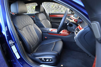 室内には高品質なナッパレザーがふんだんに用いられている。前席にはベンチレーションやマッサージ機能が備わる。