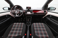 “ピクセルレッド”(四角い赤のドット柄)のグラデーションが施された装飾パネルや、タータンチェックのシート地が目を引くインテリア。内装色は黒が基調で、ダッシュボードやドアパネルだけでなく、ルーフやピラーの内張りも同色で統一されている。