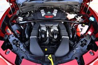 フロントに縦置きされる2.9リッターV6ツインターボエンジン。510psの最高出力を誇る一方で、気筒休止システムを採用するなどエネルギー効率にも配慮されている。燃費値は欧州複合モードで9.0リッター/100km(約11.1km/リッター)。