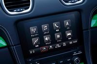 コネクテッド機能も充実。日本仕様の「718ボクスターGTS 4.0」には、リアルタイムで交通情報が得られるオンラインナビゲーションモジュールやボイスコントロール、Porsche Connectなどが標準装備される。