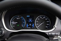 左にパワーメーターを備えたプラグインハイブリッドモデル専用のメーターパネル。中央のマルチインフォメーションディスプレイには駆動用バッテリーの残量が表示される。