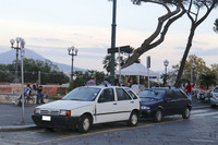 初代「フィアット・ティーポ」と3代目「フォード・フィエスタ」。いずれも最低でも車齢23年である。ナポリで2018年に撮影。