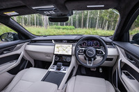 「Fペース」は、2021年モデルでステアリングホイールやダッシュボードの形状を刷新。センターコンソールの中央には、タッチ式の11.4インチディスプレイが配置された。オンライン接続型となる最新のインフォテインメントシステム「Pivi Pro」も標準で装備している。