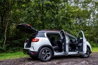 ボディーサイズは全長×全幅×全高=4500×1850×1710mmで、
ホイールベースは2730mm。ホイールベースが同一の「DS 7クロスバック」に近いサイズ感だ。