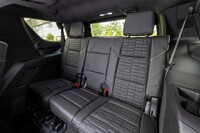 3列目シートは6:4の分割可倒式で、荷室のスイッチでパワーフォールディングが可能。オーディオ機器を利用した「車内コミュニケーションシステム」により、離れた席とも会話ができる。