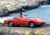 「アルファ・ロメオ・スパイダー」。1966年にデビューした初期型のエンジンは1.6リッター直4 DOHCだったが、これは1.8リッターに拡大された1968~1969年のモデル。