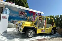 毎回、味のあるヒストリックカーを展示するビーチウエアの「MC2サンバース」。今回はオリジナル「Mini」の機構を流用したレジャーカー「Miniモーク」でリゾート感覚を盛り上げた。