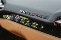 助手席前のパネルには8.8インチのフルカラータッチパネルが用いられている。表示内容はドライバー用のメーターや情報パネルと連動している。