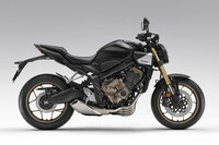 「CBR650R E-Clutch」とともに、初の「Honda E-Clutch」搭載車として2024年6月に発売された「CB650R E-Clutch」。108万9000円という価格は、Honda E-Clutch非搭載車に対して5万5000円高となっている。