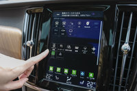 縦型9インチのタッチパネル式ディスプレイはナビやオーディオ、電話のほか、エアコン、シートコントロール、車両設定なども行える。Apple CarPlayにも対応している。