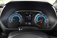 メーターパネルは2眼式。中央には4.2インチのインフォメーションディスプレイがレイアウトされている。