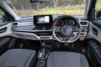 インテリアは黒の内装色にライトグレーのオーナメントの組み合わせ。シルバーガーニッシュ付きの本革巻きステアリングホイールは「ハイブリッドMZ」の専用装備だ。