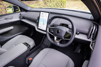 インストゥルメントパネルのデザインは、「EX30」に準じたもので、12.3インチのタッチ式縦型センターディスプレイをセンターに配置する。