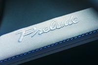 助手席前のダッシュボードには「Prelude」のロゴ刺しゅうが入る。そのデザインは4代目プレリュードのエンブレムをベースにしたものとアナウンスされる。