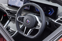 ステアリングホイールはアルピナならではのラヴァリナレザー巻き。これまではブルーとグリーンのステッチを使っていたが、「B3 GT/B4 GT」ではここにもオロ・テクニコを採用している。