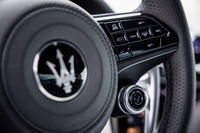 ステアリングホイールの左側にエンジンのスタート/ストップスイッチが、右側にドライブモードの切り替えスイッチ(写真)が備わる。ドライビングモードは「コンフォート」「GT」「スポーツ」「コルサ」の4つから選択できる。