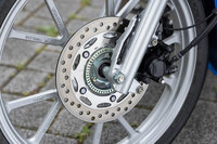 フロントにABS付きのディスクブレーキが装備されたのも改良型のトピック。これも最新の安全法規に合わせたものだ。