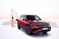 「EQC」、「EQA」に続く電動SUVの第3弾モデルとして導入された「EQB」。マイナーチェンジで駆動用リチウムイオンバッテリーが容量70.5kWhの高電圧タイプに変更され、前輪駆動モデル「EQB250+」の一充電走行距離は557km(WLTCモード)へと拡大した。