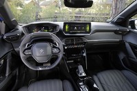 コックピットは、小径ステアリングホイールと、そのリムより上方から見るメーターパネル、センターモニターなどで構成される。