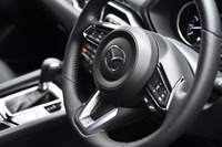 本革巻きステアリングホイールが標準で備わる。シフトパドルは「20S」だけではなく、全グレードでオプション(試乗車は非装着)。