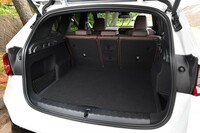 荷室の容量はディーゼルモデルの「xDrive20d」よりも10リッター少ない490リッター。