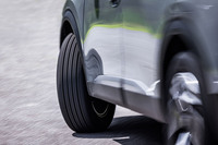 「アシュアランス マックスガードSUV」を装着した「プジョー2008 GT BlueHDi」の試走では、走行時に発生するロードノイズやパターンノイズが抑えられ、耳障りな音がうまくカットされていることが体感できた。