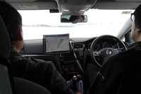 段差を越えたり、スリップしたりするたびに、その情報をクルマが検知していく。今回、試作車は1台しかなかったので、実際にはコースを2周し、「路面状況を検知する車両」と「路面情報の提供を受ける車両」を、一台二役でこなすかたちで試乗が行われた。