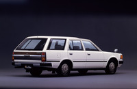 1983年「日産グロリア ワゴン」。「セドリック」とは双子車で、パワーユニットは2リッターV6 SOHCと2.8リッター直6ディーゼルが用意された。初代「セドリック ワゴン」が先鞭をつけたサードシートを備えていた。