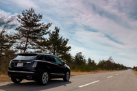 「XT6」と「XT5」(写真)の主要コンポートネンツは基本的に共通。2860mmというホイールベースも一緒だ。