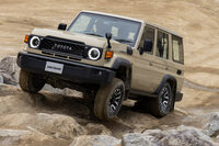 「ランドクルーザー“70”」の3アングルは、アプローチアングルが33°、ランプブレークオーバーアングルが26°、デパーチャーアングルが23°。最大渡河深度は700mmとなっている。