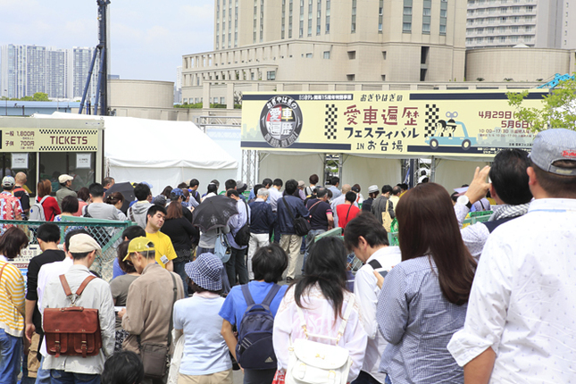 イベント会場の入り口で開場を待つ来場者の列。