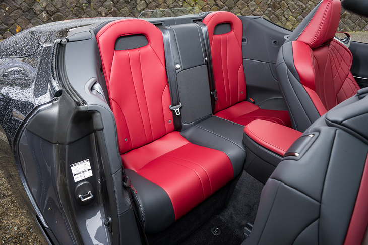 乗車定員は4人。後席に大人が座るのは難しいが、荷物置き場としては立派に機能する。