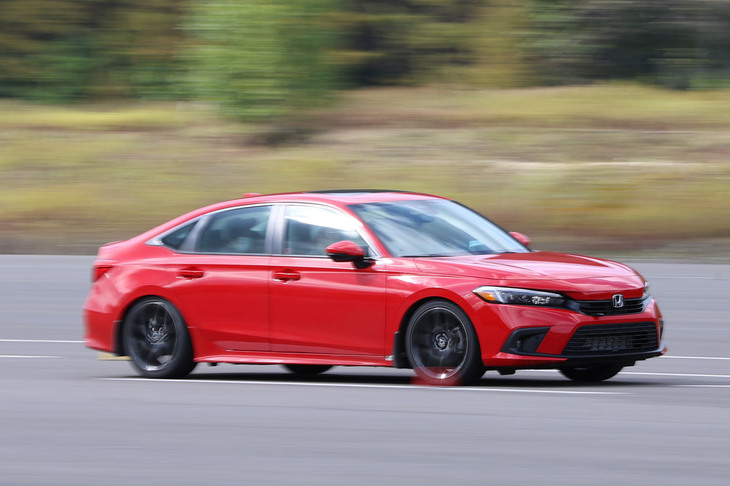 バイワイヤ式による操舵の高反応化に合わせて高応答型のダンパーを搭載した開発車両。よく見るとこれは日本では売られていない「シビック セダン」だ。