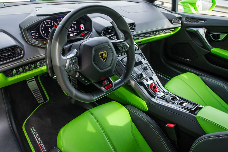 「ヴェルデ・マンティス」(グリーン)をまとった試乗車は、オプションの“ビコローレ・スポルティーボ”が選択され、インテリアにも目にも鮮やかなグリーンが反復されていた。
