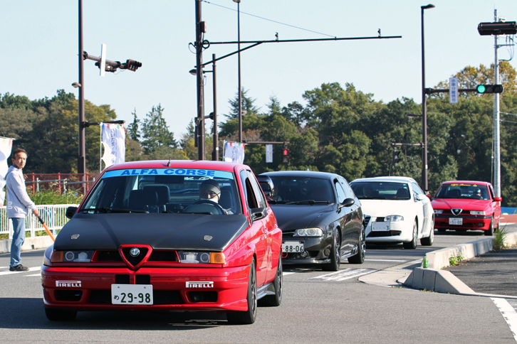 先頭から「155」「156」「GT」「155」と並んだアルファ・ロメオ。