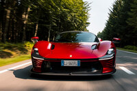 「デイトナSP3」は、ミドシップのV12モデルとして初めて「フェラーリダイナミックエンハンサー」を採用。限界領域での走行時にブレーキをコントロールし、車両のヨーアングルを制御するというものだ。「RACE」「CT-OFF」の2モードで作動する。