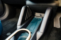 スマートフォンのワイヤレスチャージャーはセンターコンソールの前端に。シートやダッシュボードと同じ「ダークペトロール」のカラーがこんな細部にまで使われている。