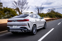 後輪操舵や可変レシオが備わらないステアリングの反応は終始マイルド。電子デバイスの採用を最小限にとどめたコイルスプリングサスの自然なステアリングフィールは、相変わらず気持ちいいと再確認できた。