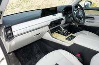 キャビンはさすがマツダというべき上質な空間。ホワイトレザーを見事に使いこなしている。