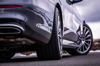 「Sクラス」には、車速が60km/h以下の状態では前輪と逆位相に最大4.5°、60km/hを超えた状態では前輪と同じ方向に最大3°後輪を操舵する「リア・アクスルステアリング」が標準装備される。