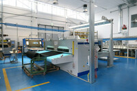 「コンプレックスマニュファクチュアリング」の工程を担う工場の様子。明るく広い空間に、工作機器がゆとりをもって配置されている。