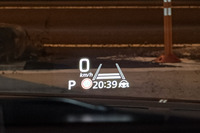 カラー表示のヘッドアップディスプレイは、「ハイブリッドMZ」に設定される6万9300円の有償オプション「アップグレードパッケージ」に含まれるアイテム。