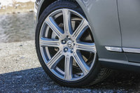 タイヤサイズは前後とも255/35R20。試乗車には「ピレリPゼロ」が装着されていた。