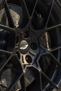 ホイールは前後とも21インチサイズの鍛造アルミ。その内側にはフロント:410mm径の6ピストン、リア:360mm径の4ピストンというブレーキがおさまる。