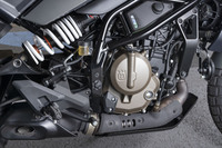 エンジンは排気量398.6ccの水冷単気筒DOHCで、45PSの最高出力と39N・mの最大トルクを発生。トランスミッションにはクラッチ操作なしでの変速を可能にする、イージーシフトが装備される。