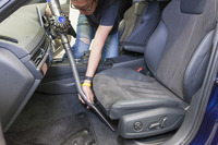 シートの下は一番食べこぼしやゴミが入り込みやすい場所。こういう場所は「延長ホース」を使えば楽に掃除ができる。