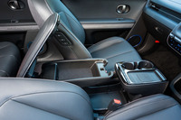 センターコンソール全体はご覧のとおりで、大きなふた付き収納がありがたい。前後のスライド調整が可能。